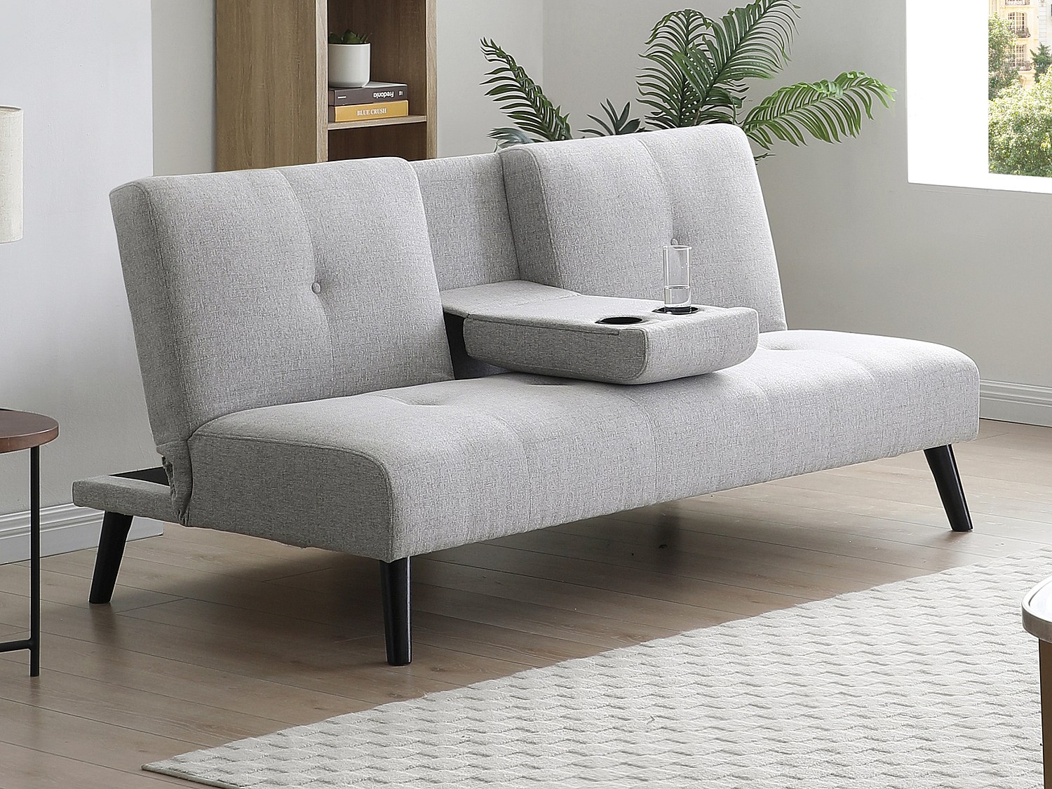 3-seters sovesofa i lys grått stoff med hylle CLOSIPA