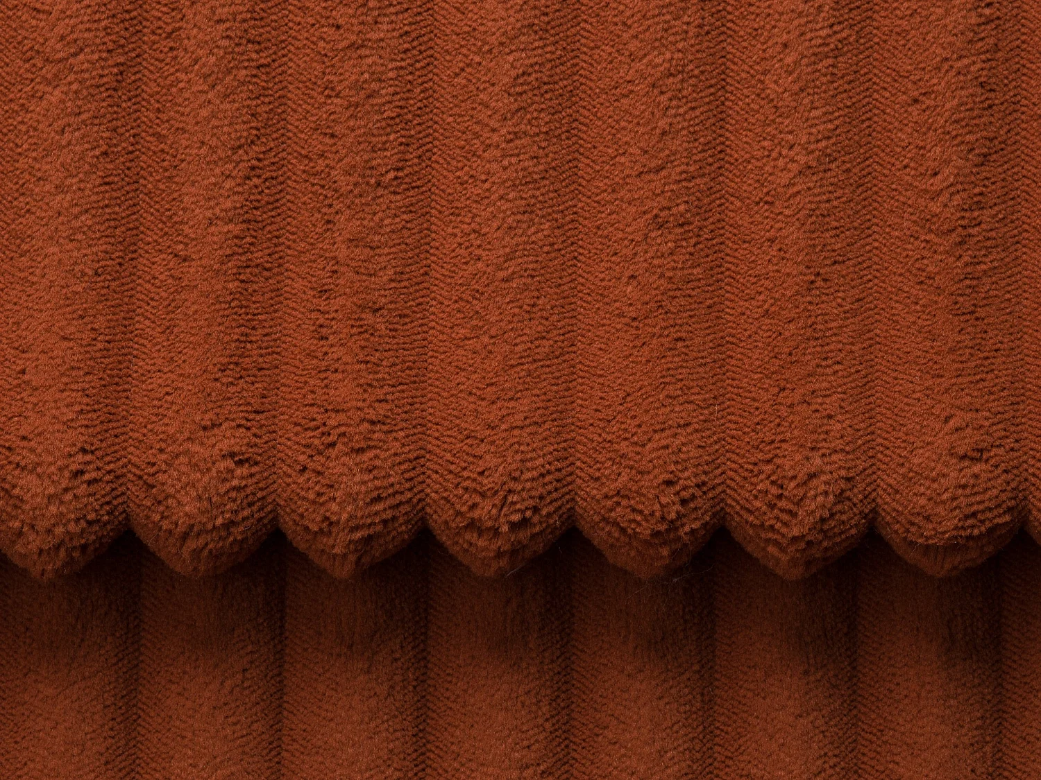 Meridian-daybed i terracotta-farvet bredriflet fløjl PINETA