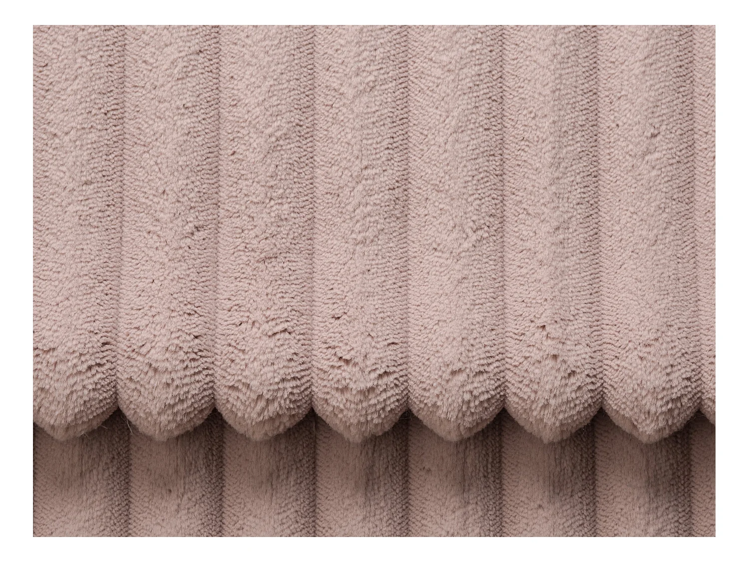 Comfortabele driezitsbank met diepe zitting van poederroze ribfluweel met brede ribbels PINETA