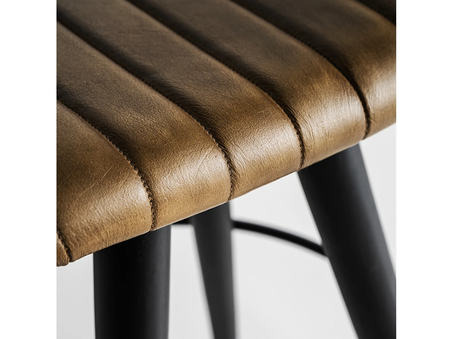 Taburete de piel en color camel de 42x42x59cm