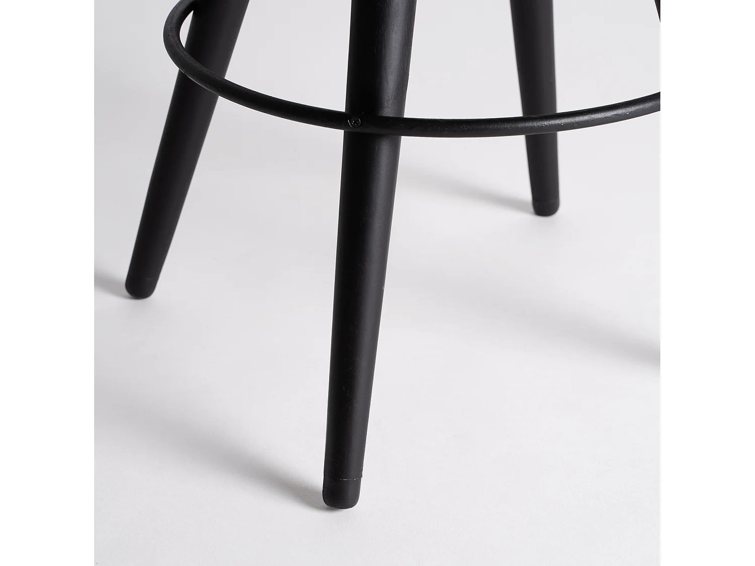 Taburete de piel en color camel de 42x42x59cm