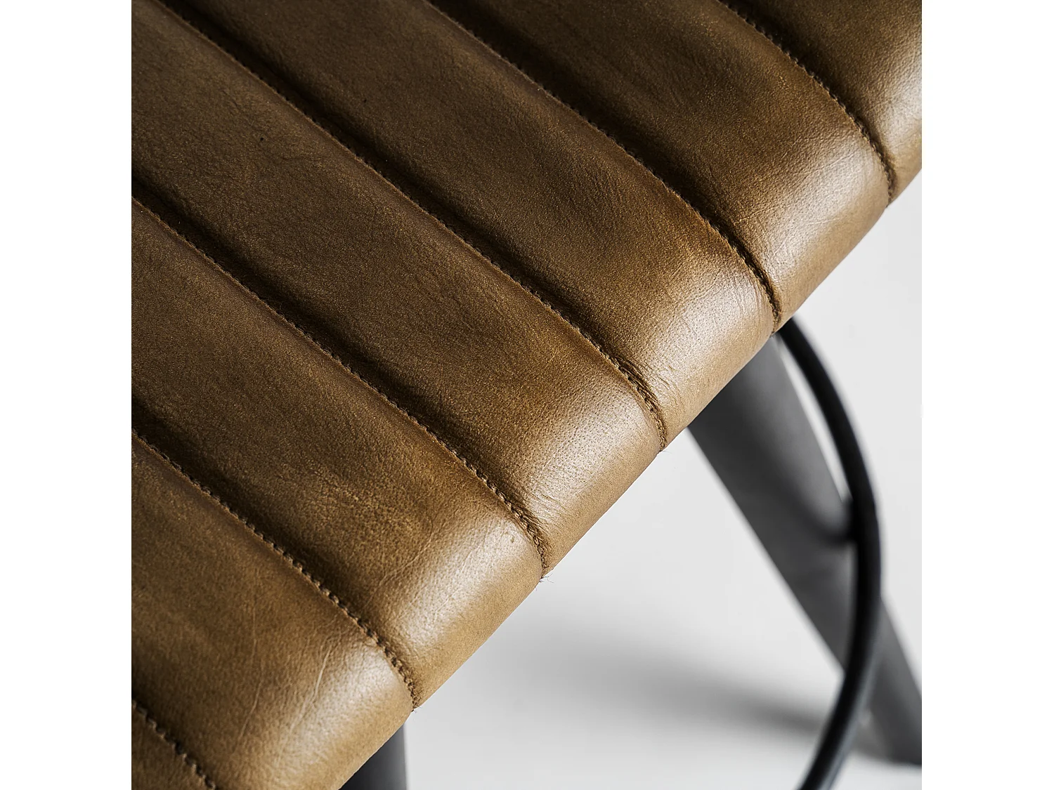 Taburete de piel en color camel de 42x42x59cm