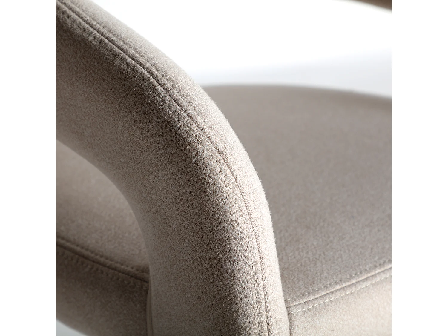 Tabouret en polyester blanc cassé  en 53x55x103 cm