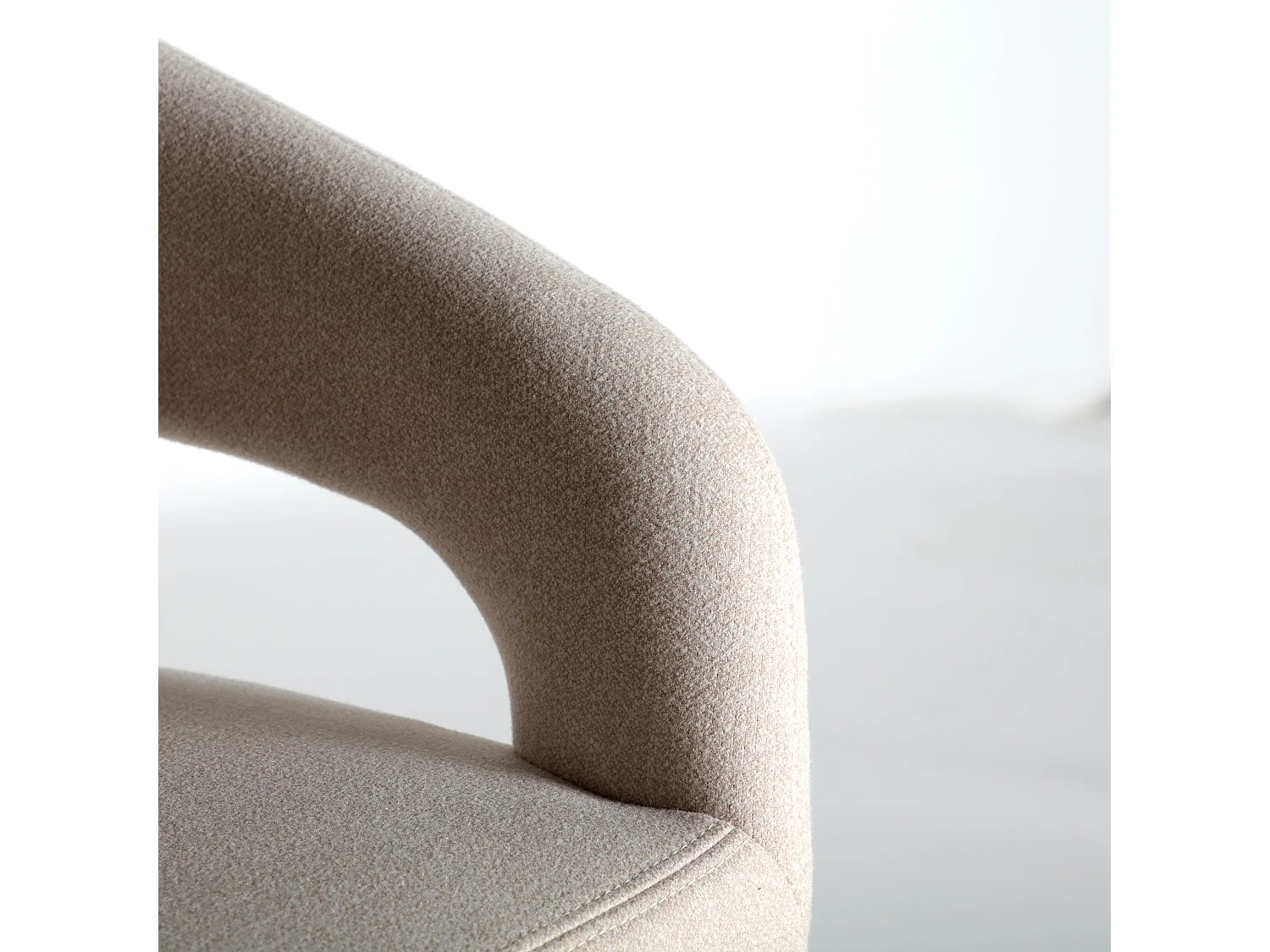 Tabouret en polyester blanc cassé  en 53x55x103 cm