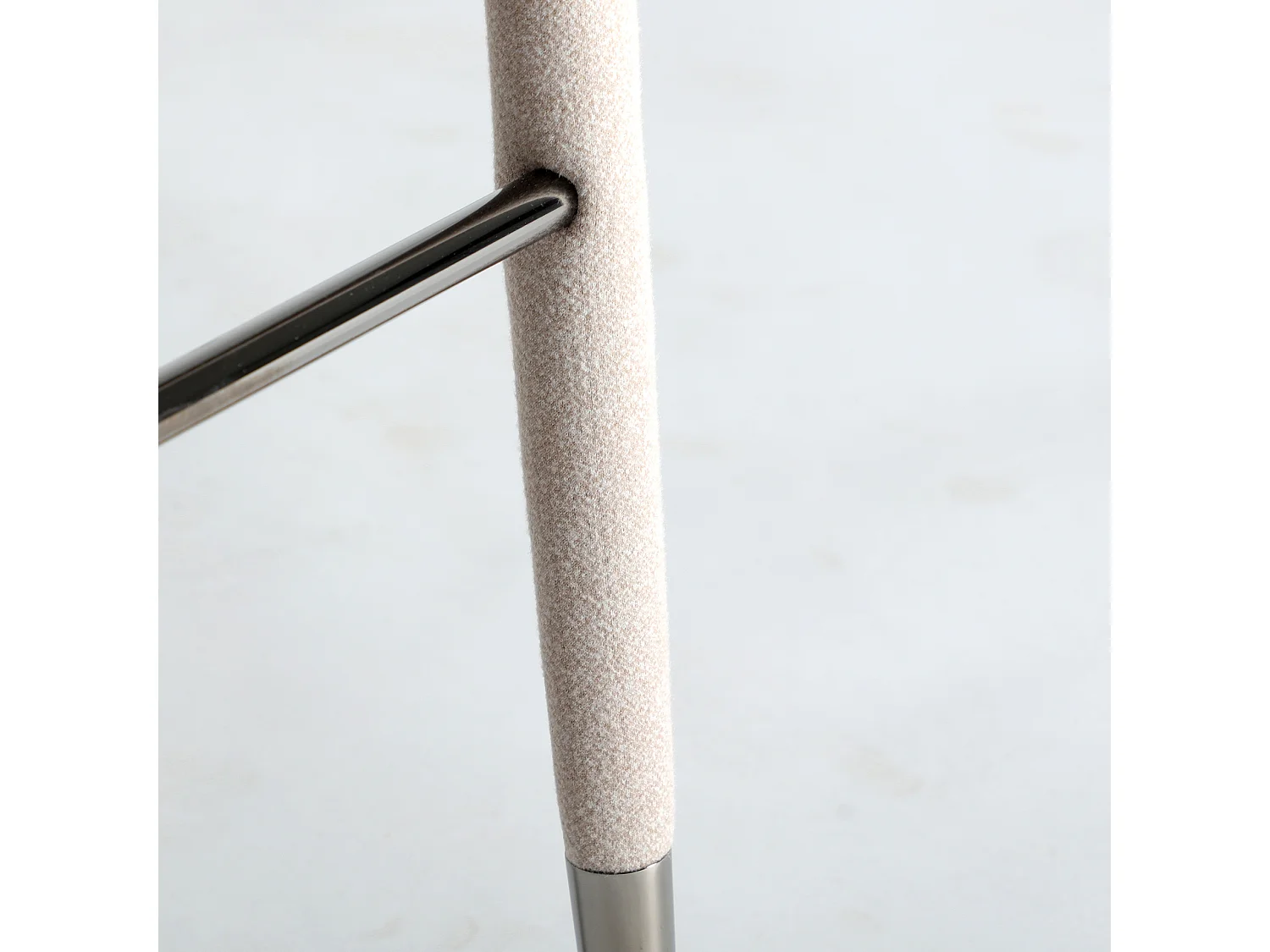 Tabouret en polyester blanc cassé  en 53x55x103 cm