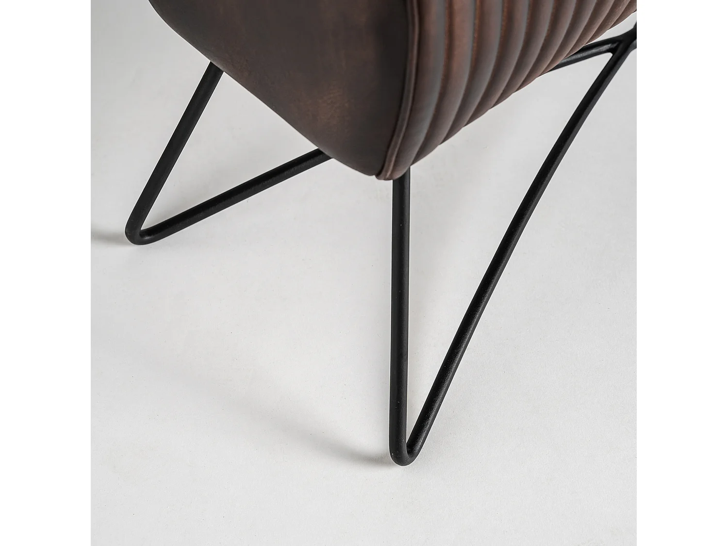 Taburete de piel en color marrón de 82x31x50cm