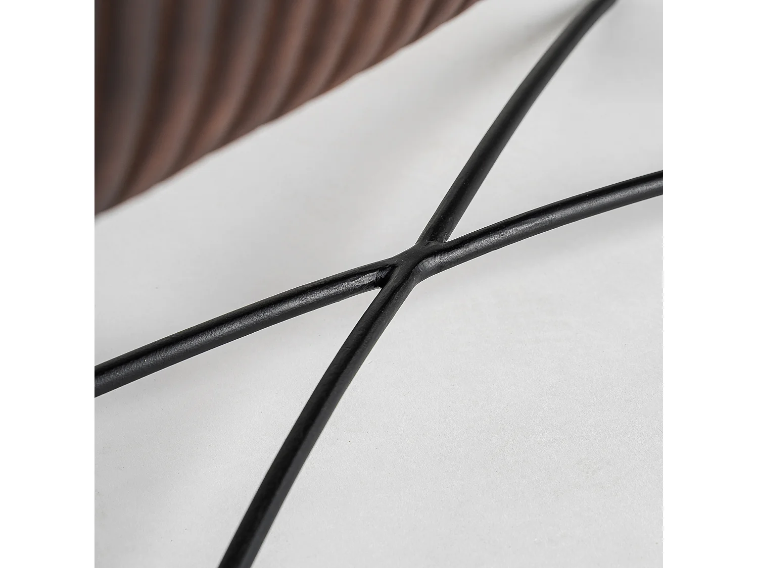 Taburete de piel en color marrón de 82x31x50cm