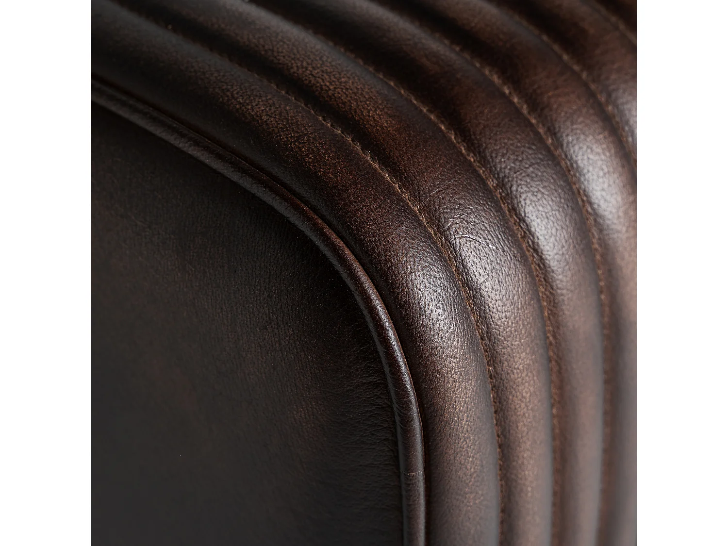 Taburete de piel en color marrón de 40x32x50cm