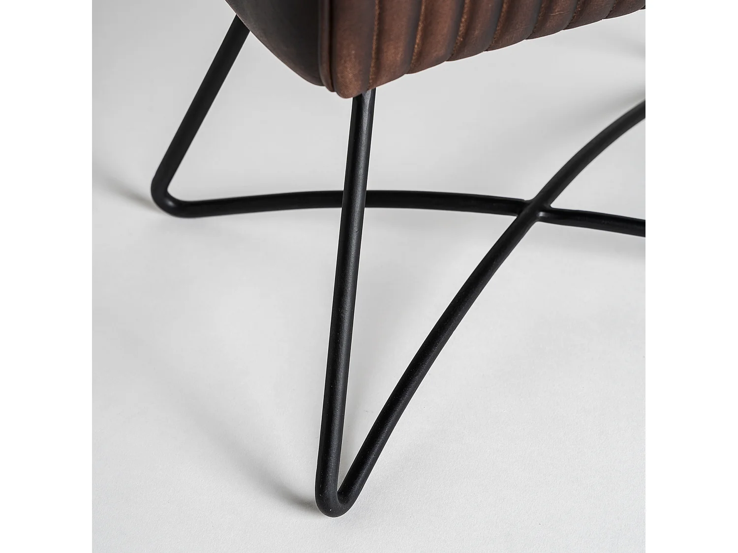 Taburete de piel en color marrón de 40x32x50cm