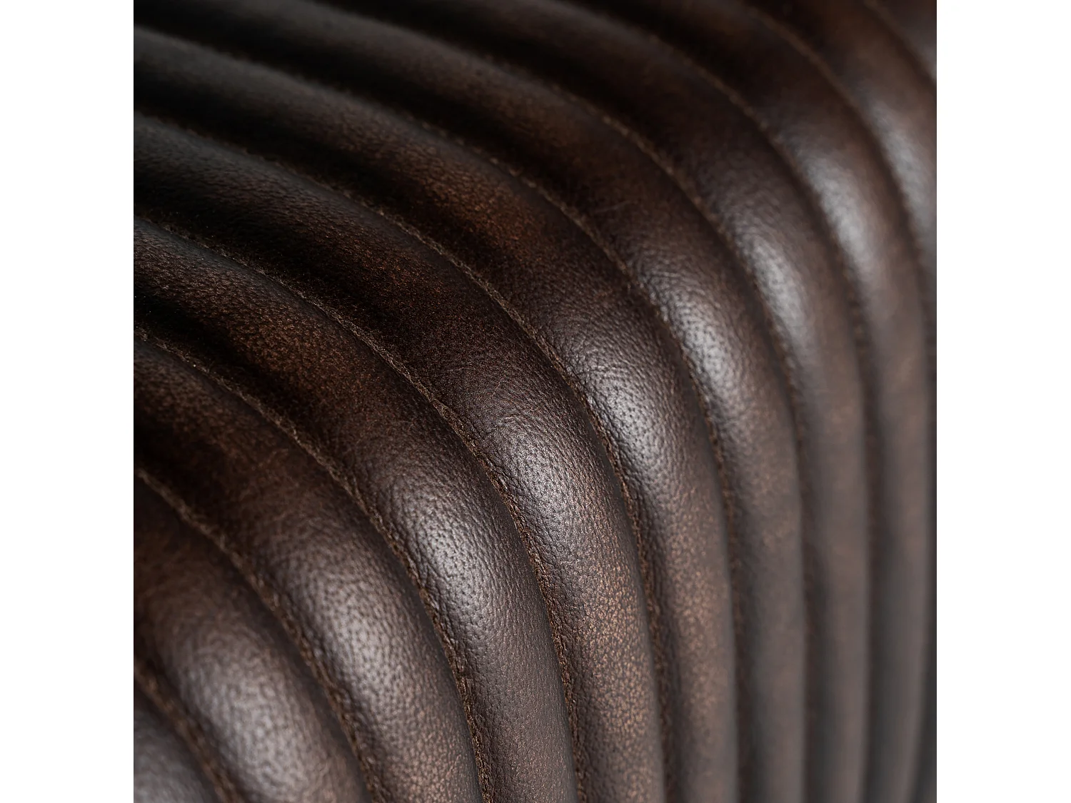 Taburete de piel en color marrón de 40x32x50cm