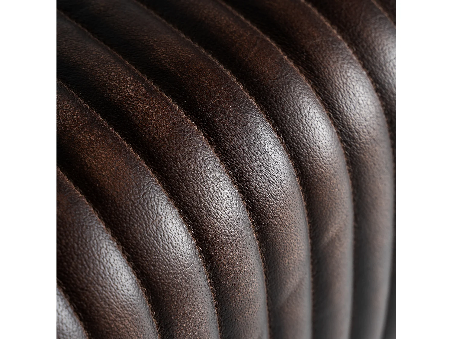 Taburete de piel en color marrón de 40x32x50cm