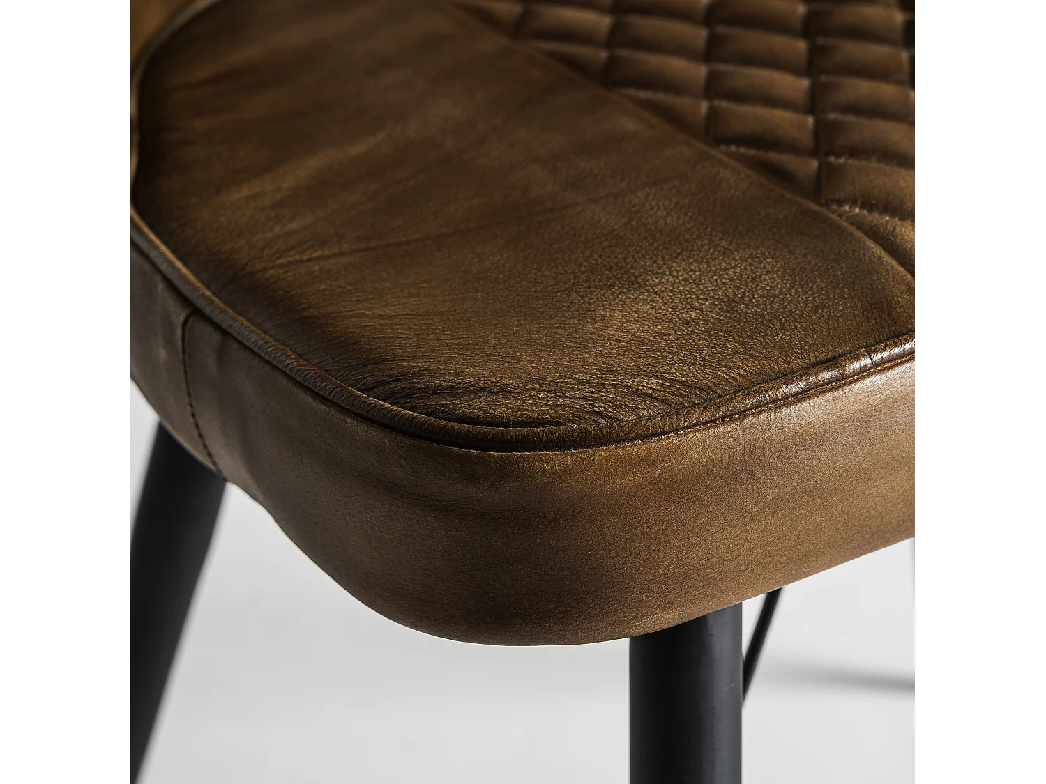 Chaise en peau camel  en 48x48x82 cm