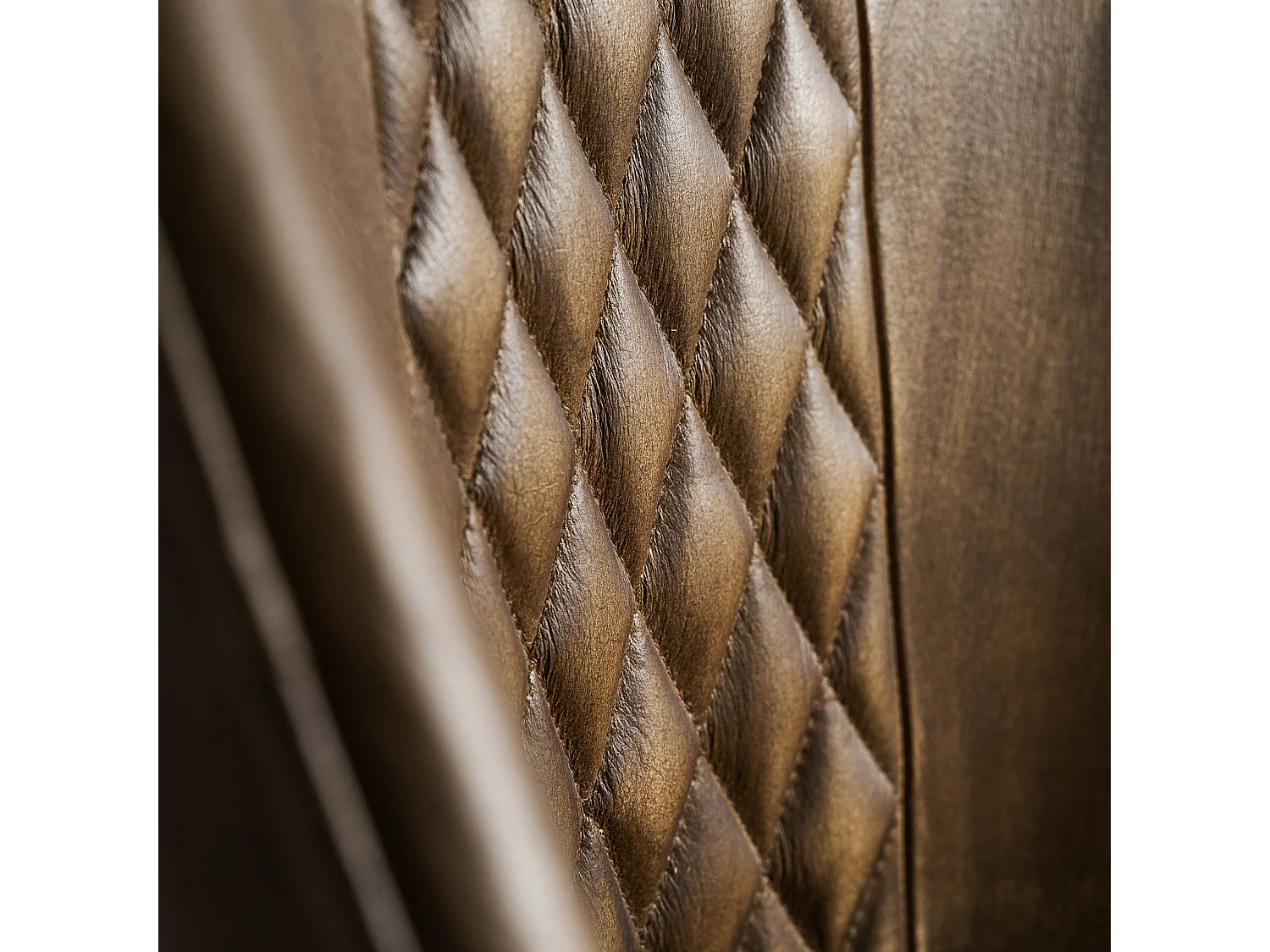 Chaise en peau camel  en 48x48x82 cm