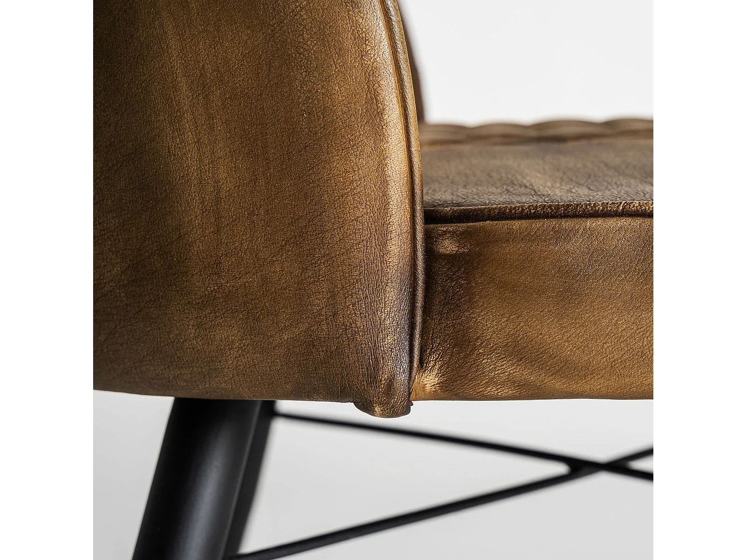 Chaise en peau camel  en 48x48x82 cm