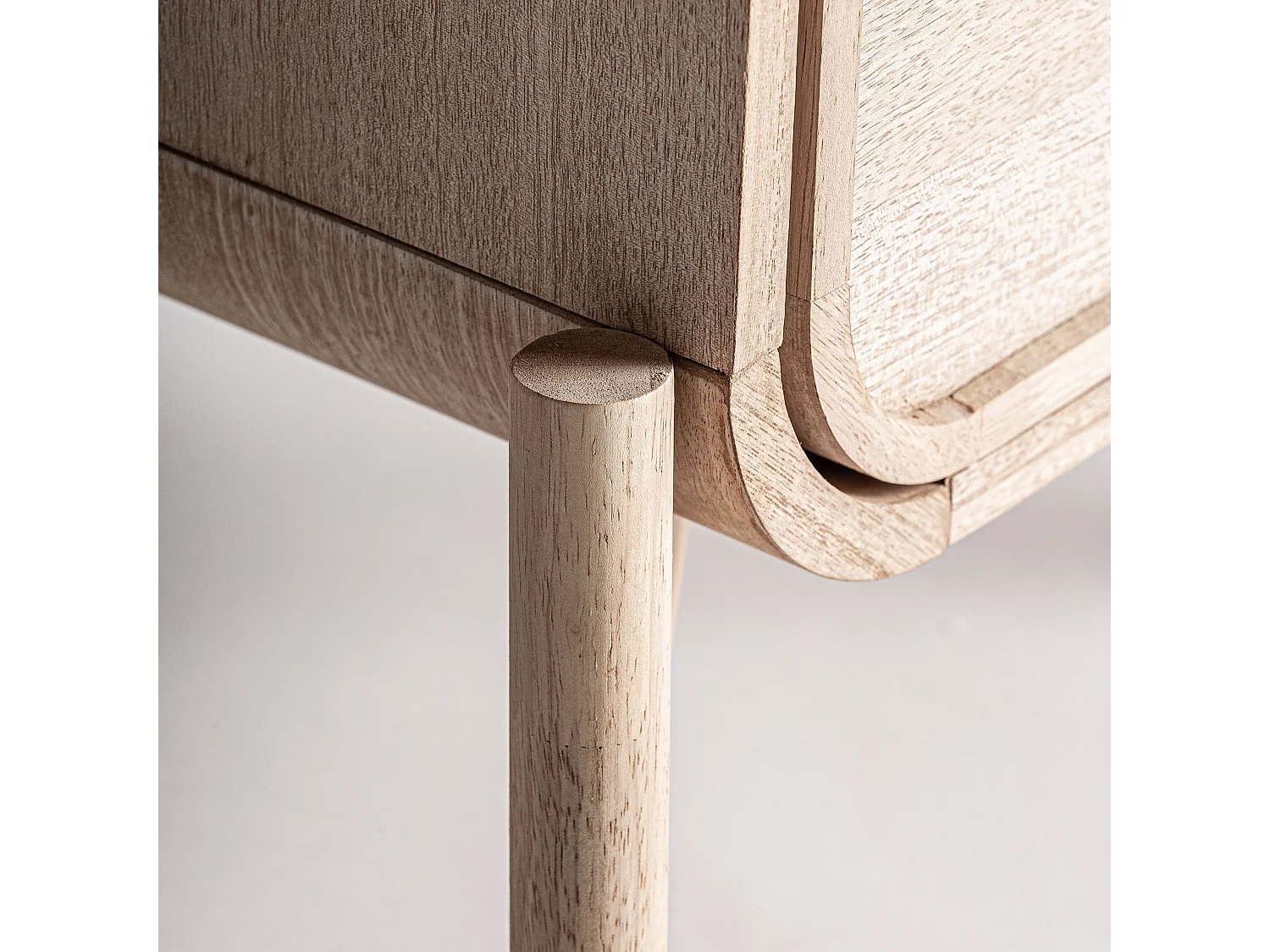 Chiffonier en bois de frêne brun clair  en 52x35x100 cm