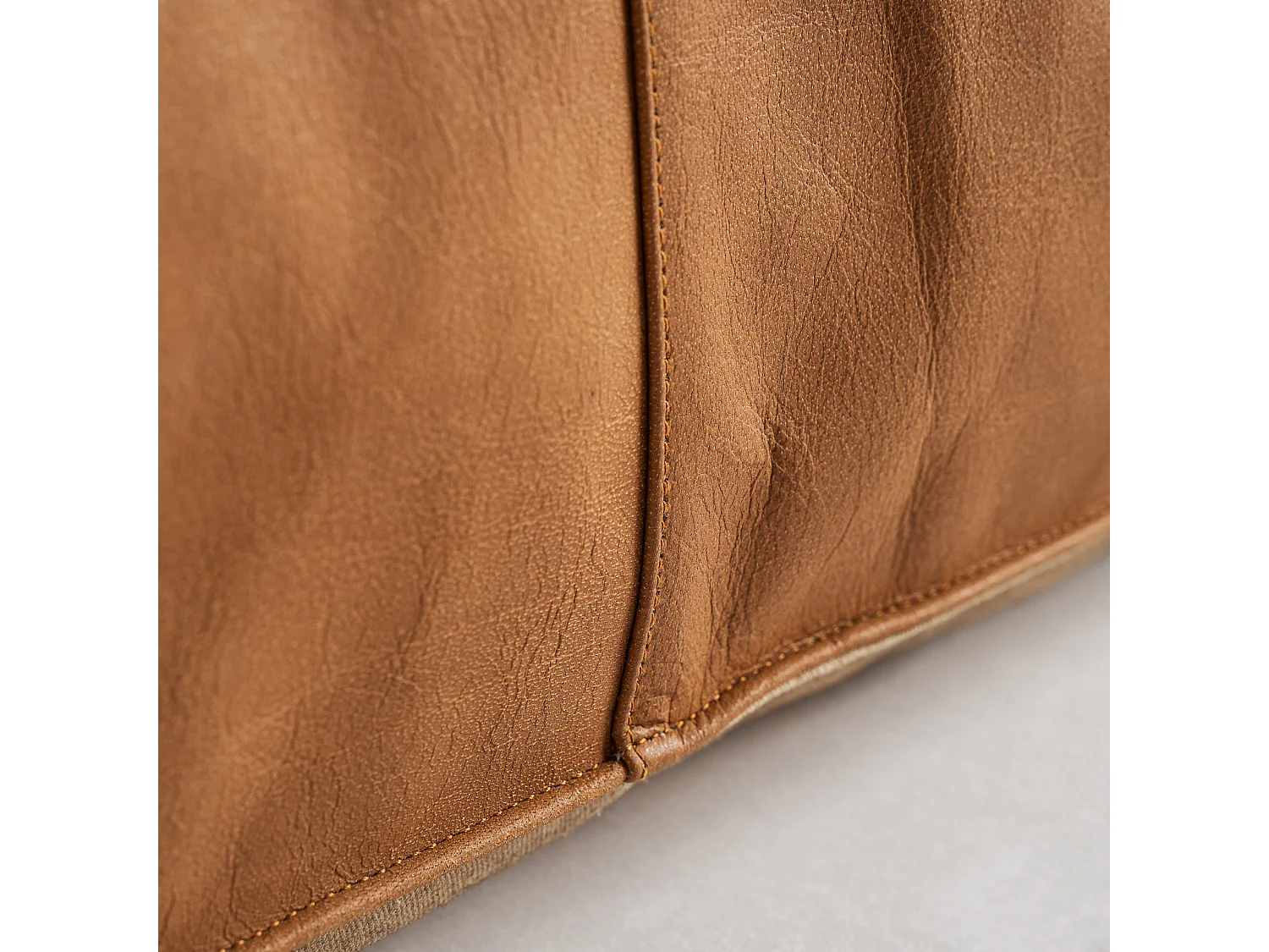 Puff en peau marron  en 90x60x27 cm