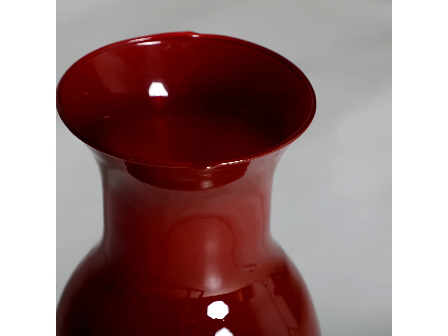 Jarrón de vidrio en color rojo de 18x18x50cm