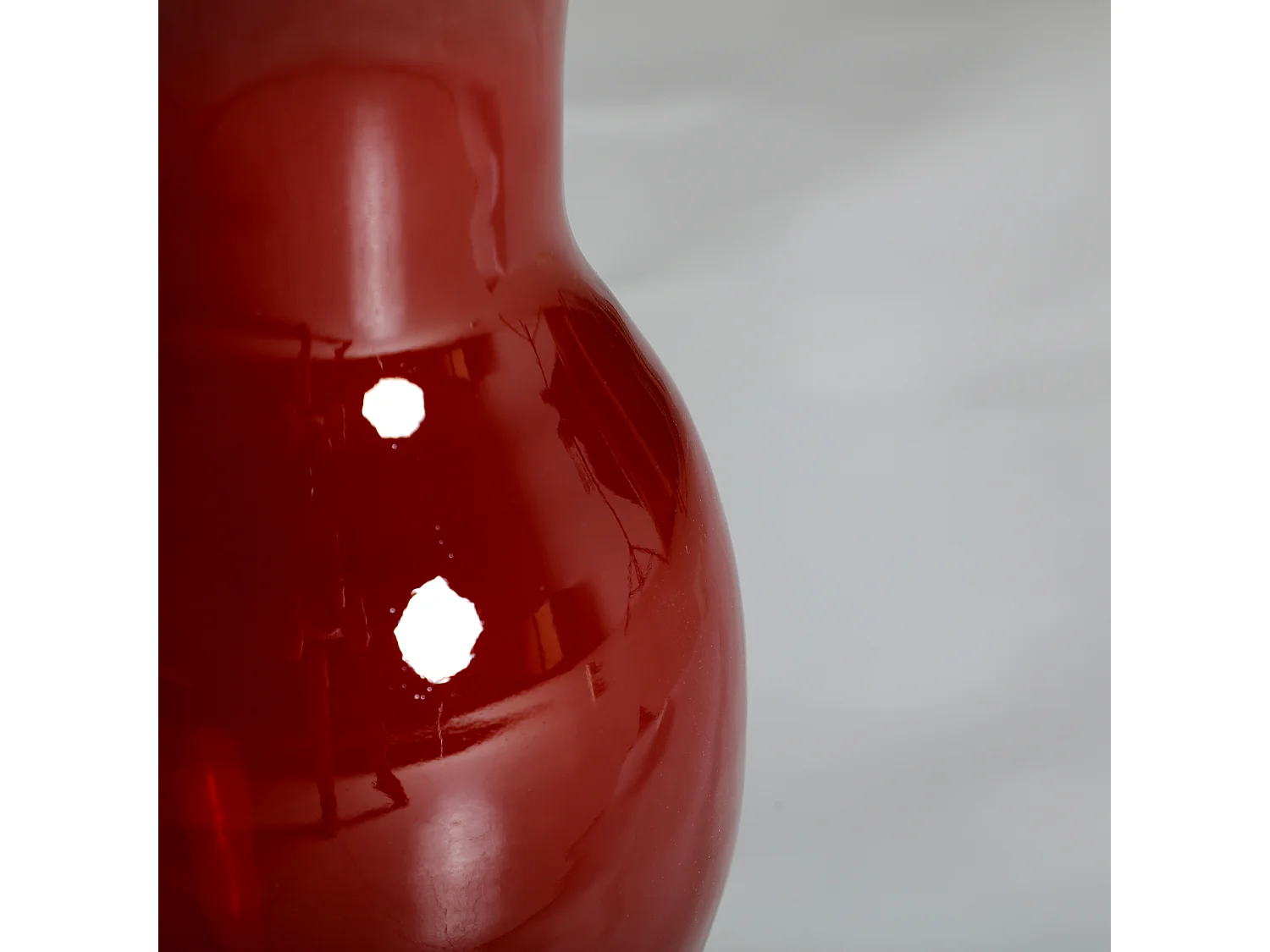 Jarrón de vidrio en color rojo de 18x18x50cm