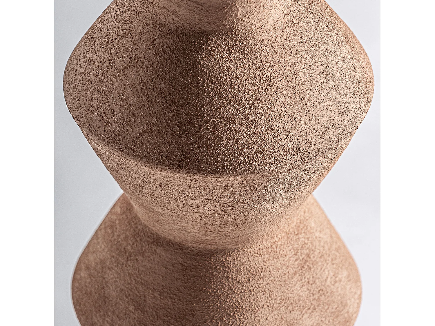 Jarrón de cerámica en color marrón de 15x15x60cm