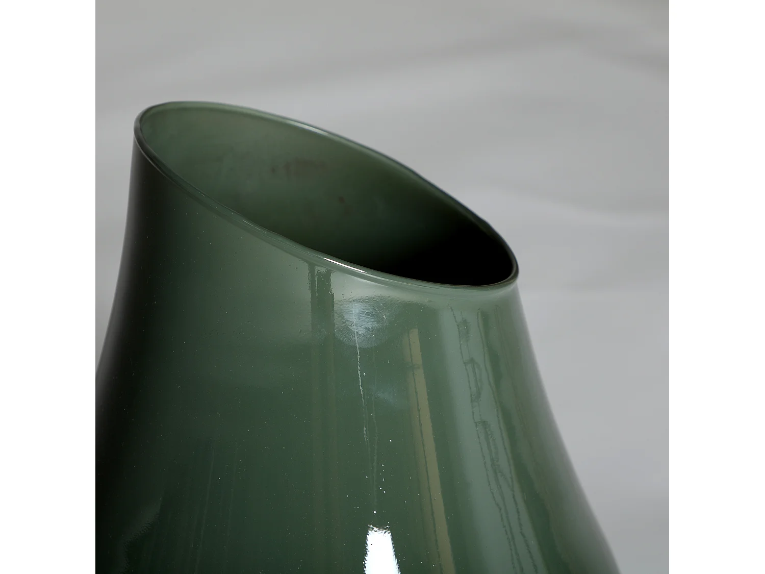 Jarrón de vidrio en color verde de 28x28x37cm