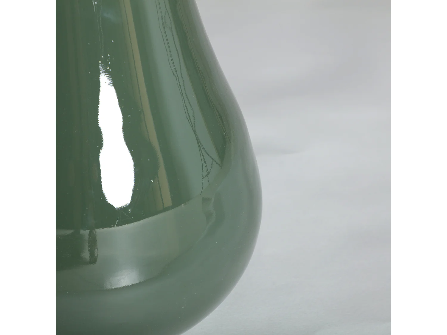 Jarrón de vidrio en color verde de 28x28x37cm