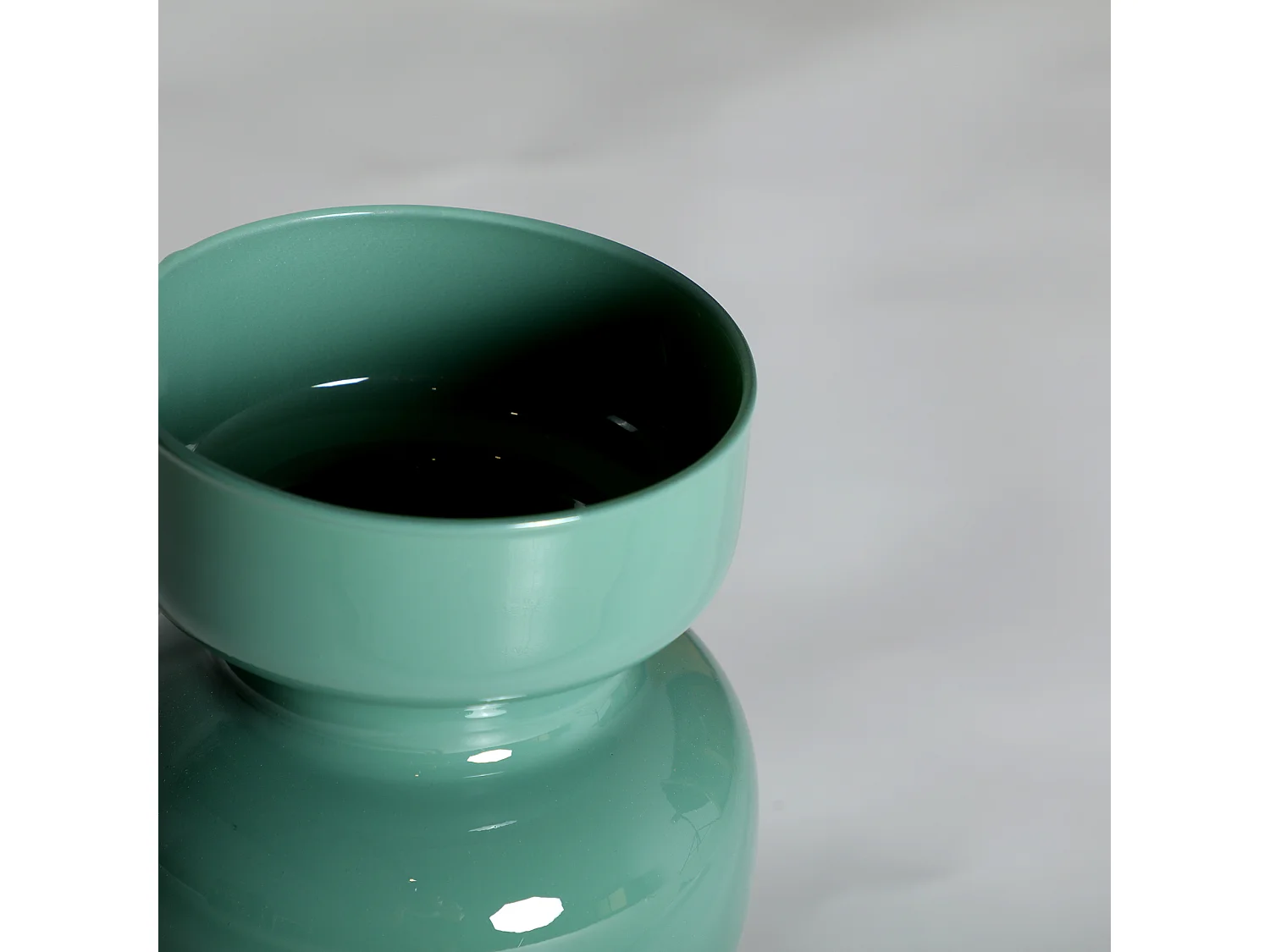 Jarrón de vidrio en color verde de 17x17x35cm