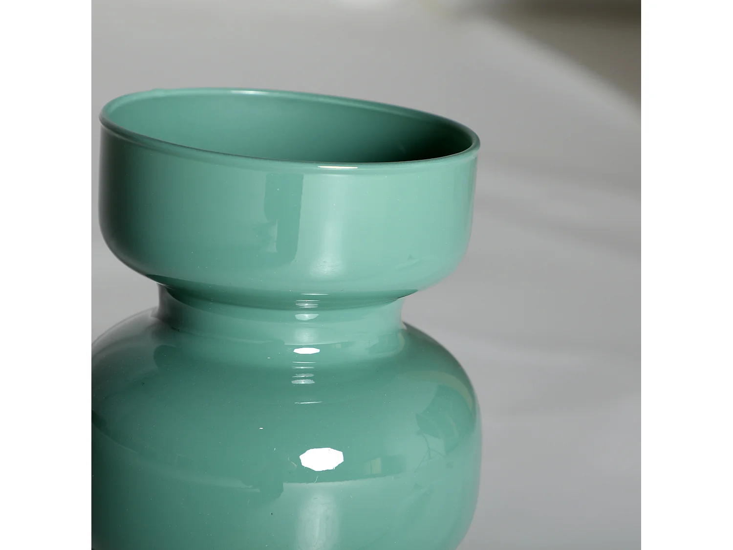 Jarrón de vidrio en color verde de 17x17x35cm