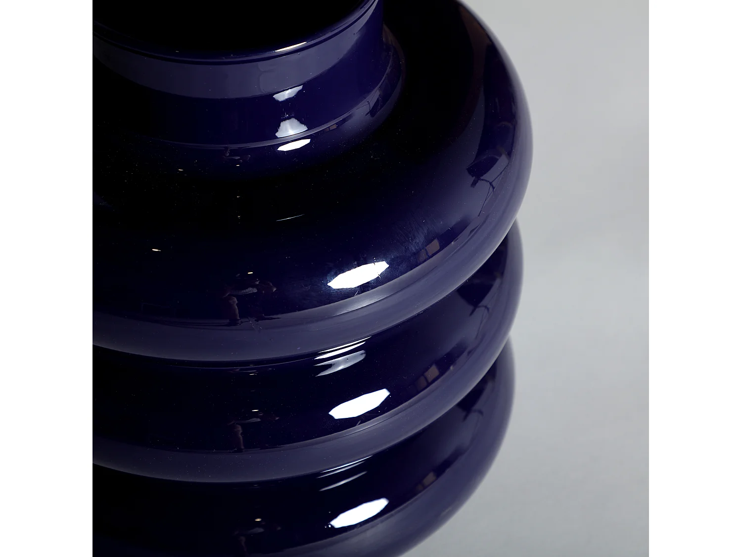 Jarrón de vidrio en color azul de 23x23x28cm