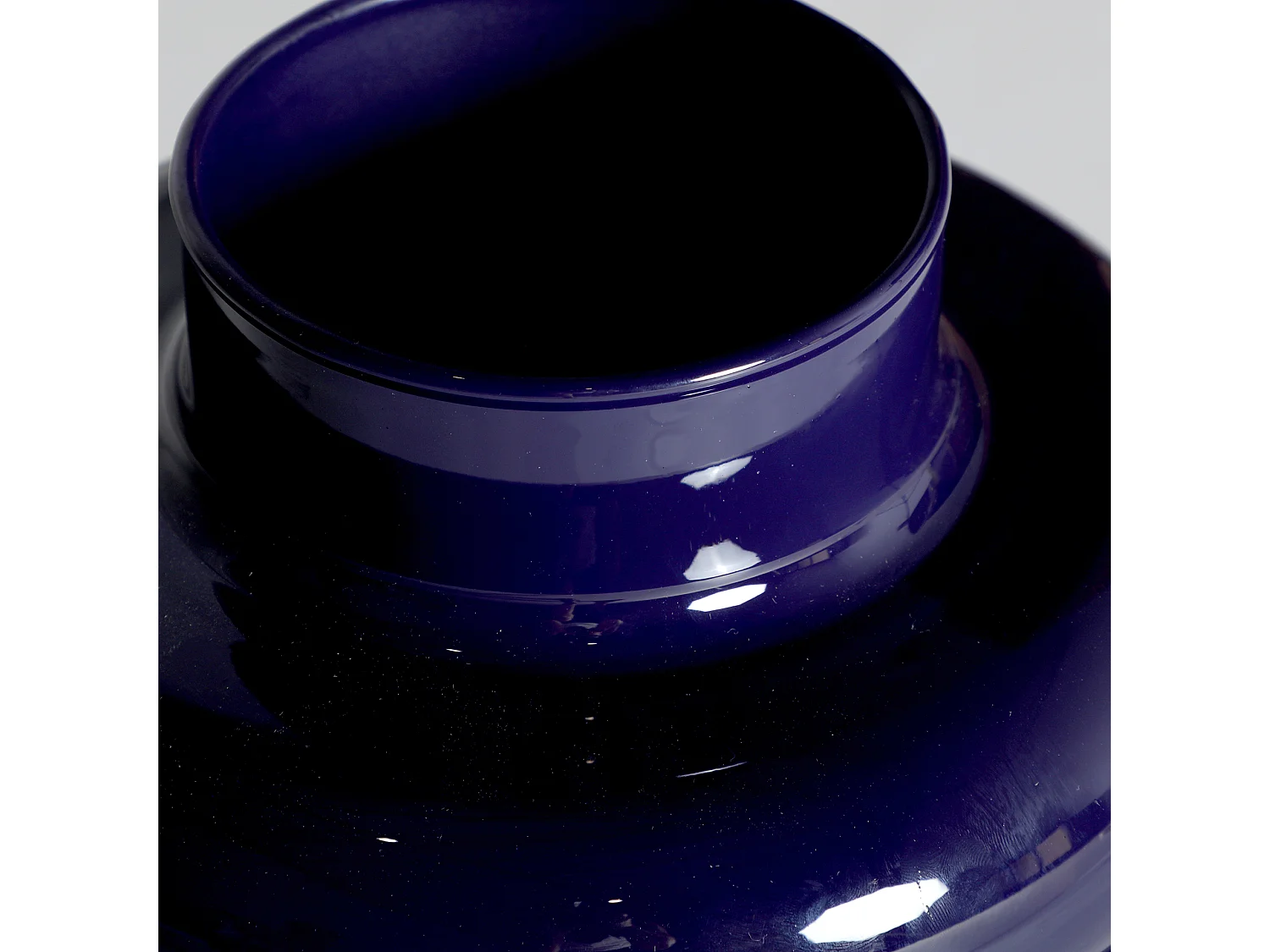 Jarrón de vidrio en color azul de 23x23x28cm