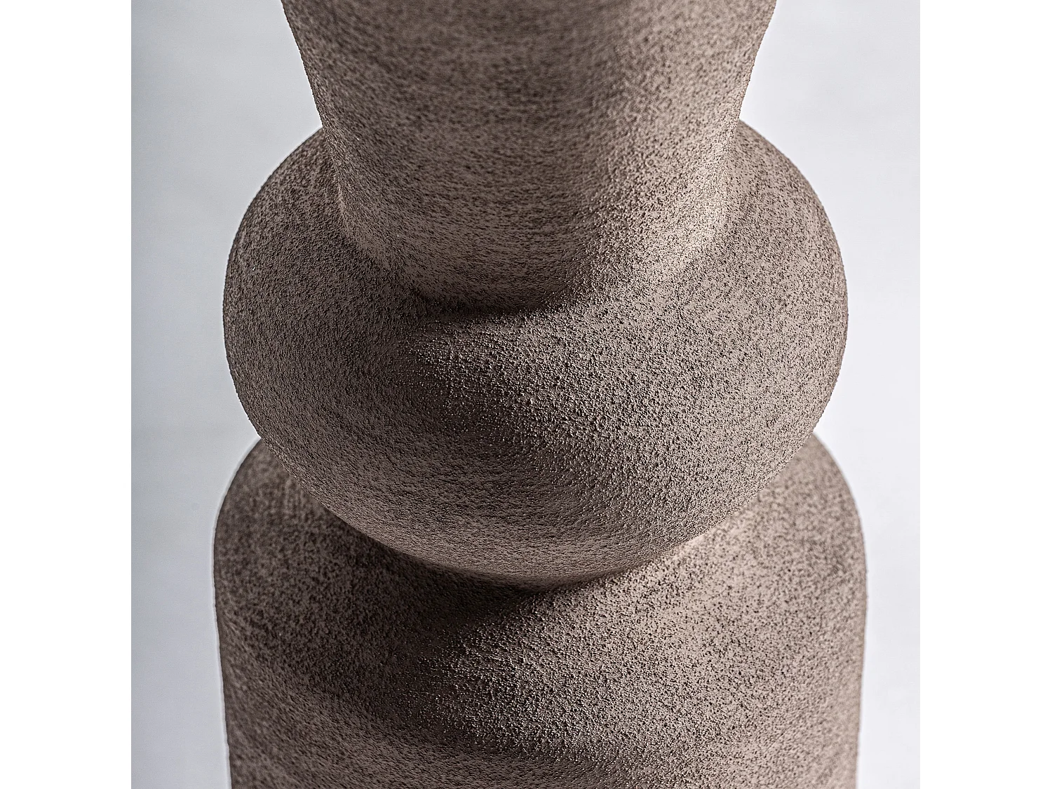 Vase en céramique taupe  en 15x15x44 cm