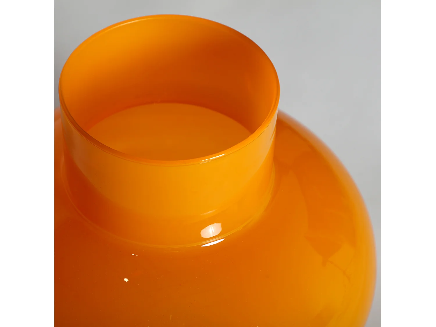 Jarrón de vidrio en color amarillo de 30x30x30cm