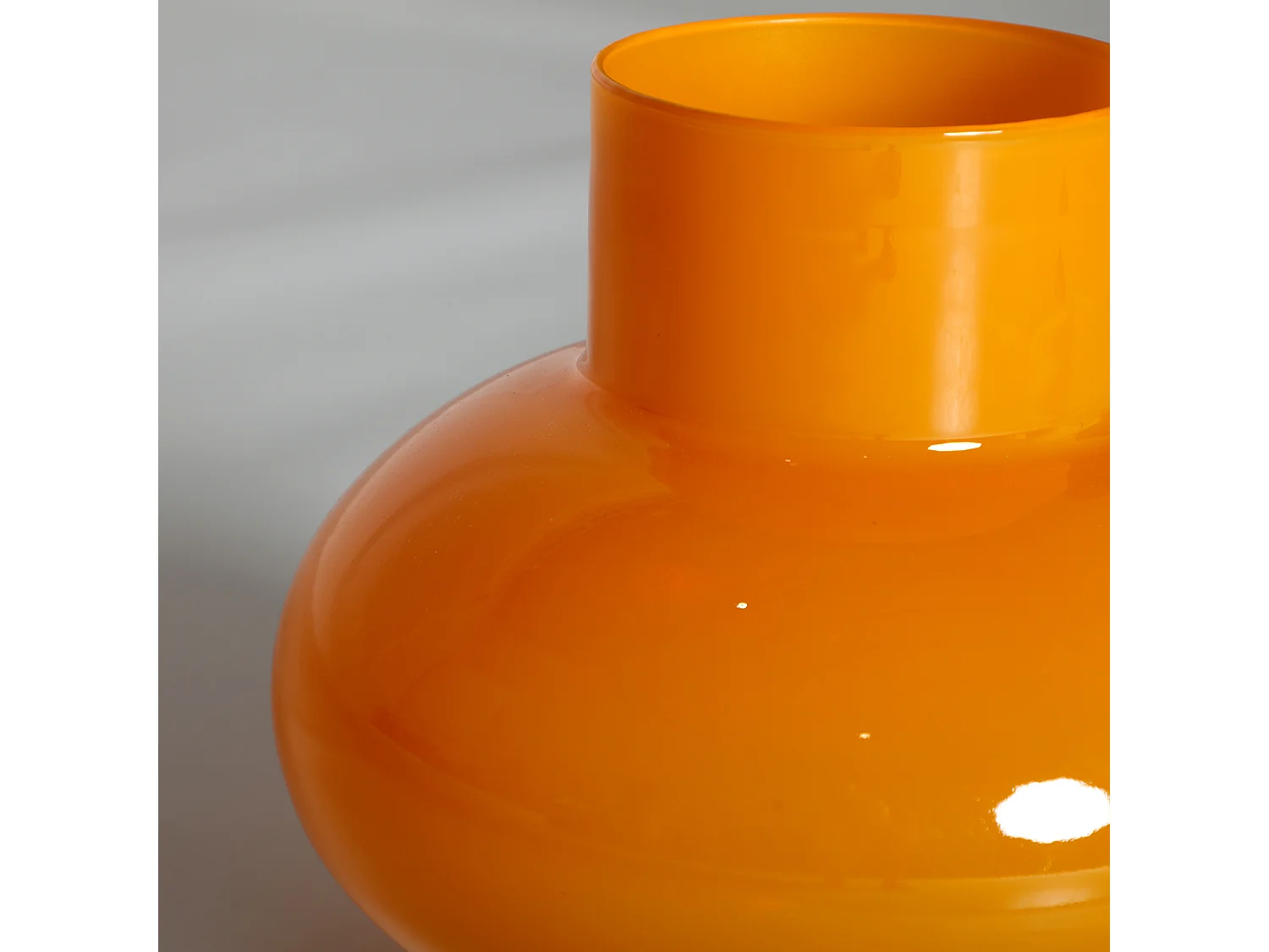 Jarrón de vidrio en color amarillo de 30x30x30cm