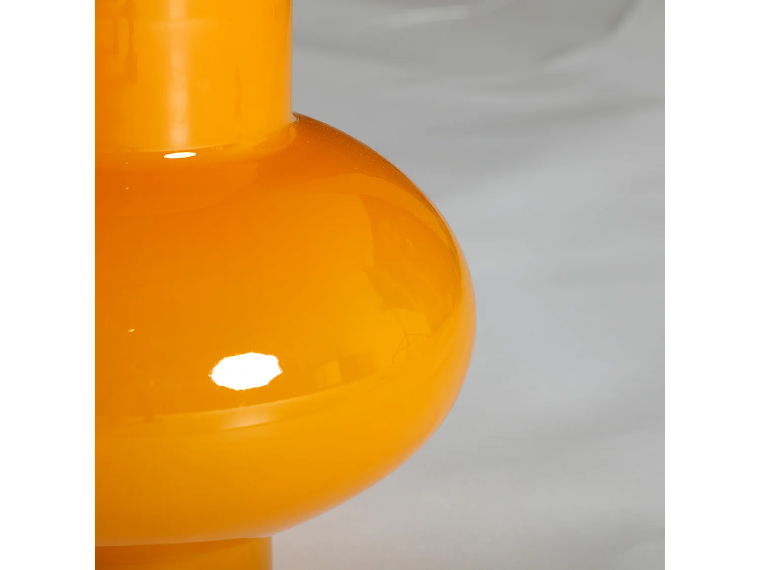 Jarrón de vidrio en color amarillo de 30x30x30cm