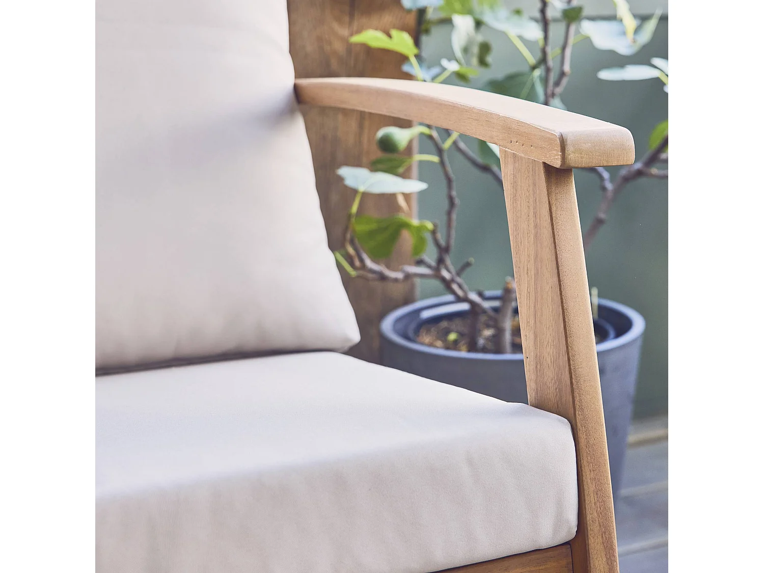 Salon de jardin USHUAIA 5 places écru en bois d'acacia. un canapé. une table. deux fauteuils