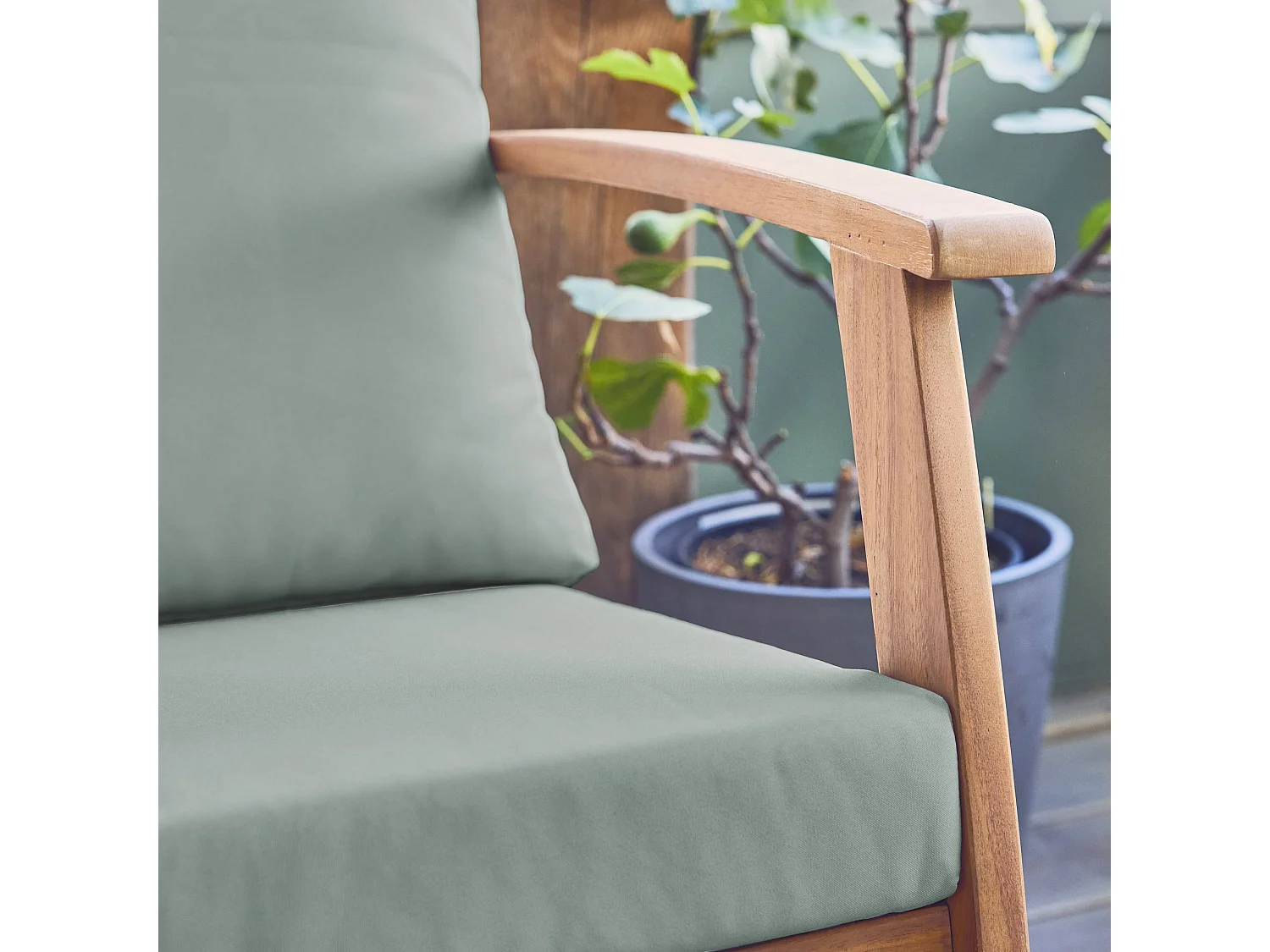 Salon de jardin USHUAIA 5 places vert de gris en bois d'acacia. un canapé. une table. deux fauteuils