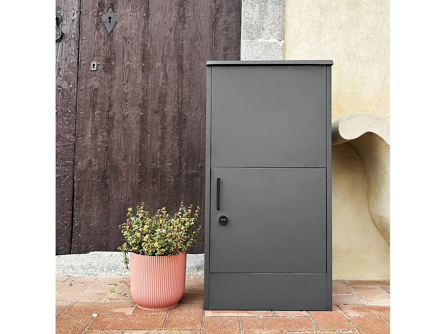 Boite à colis 56 cm en acier galvanisé avec cadenas. anthracite. capacité de 2 colis. L 56 x P 43 x H 107 cm