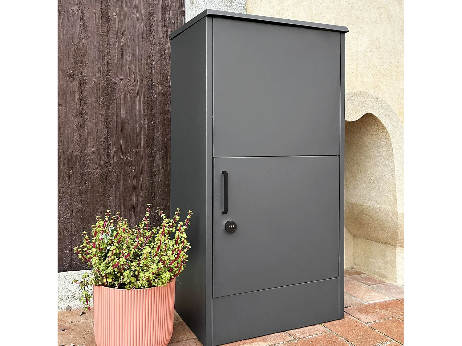 Boite à colis 56 cm en acier galvanisé avec cadenas. anthracite. capacité de 2 colis. L 56 x P 43 x H 107 cm