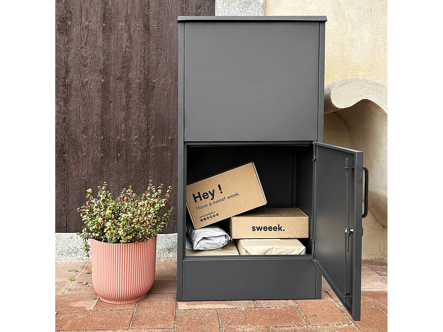Boite à colis 56 cm en acier galvanisé avec cadenas. anthracite. capacité de 2 colis. L 56 x P 43 x H 107 cm