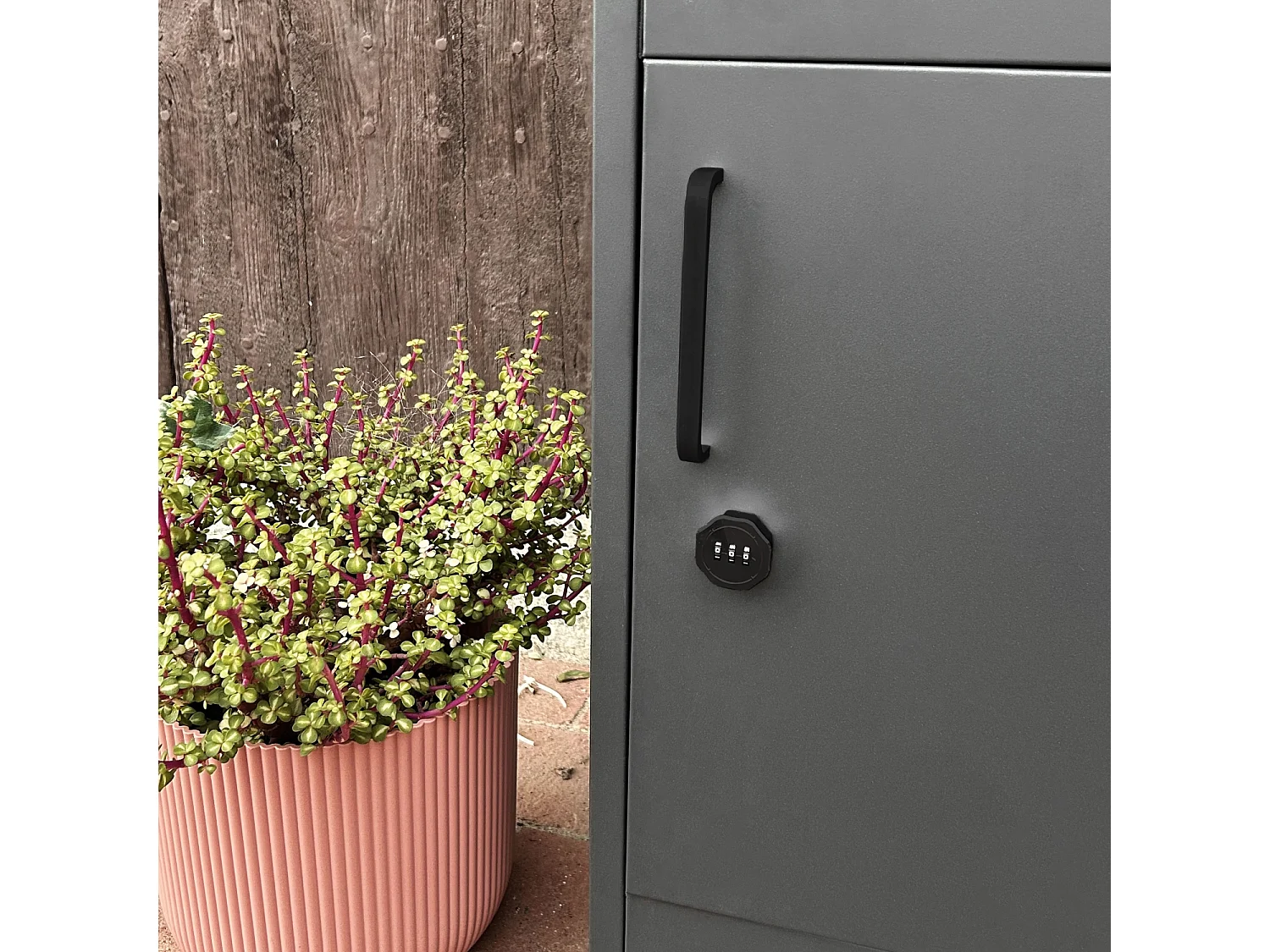 Boite à colis 56 cm en acier galvanisé avec cadenas. anthracite. capacité de 2 colis. L 56 x P 43 x H 107 cm