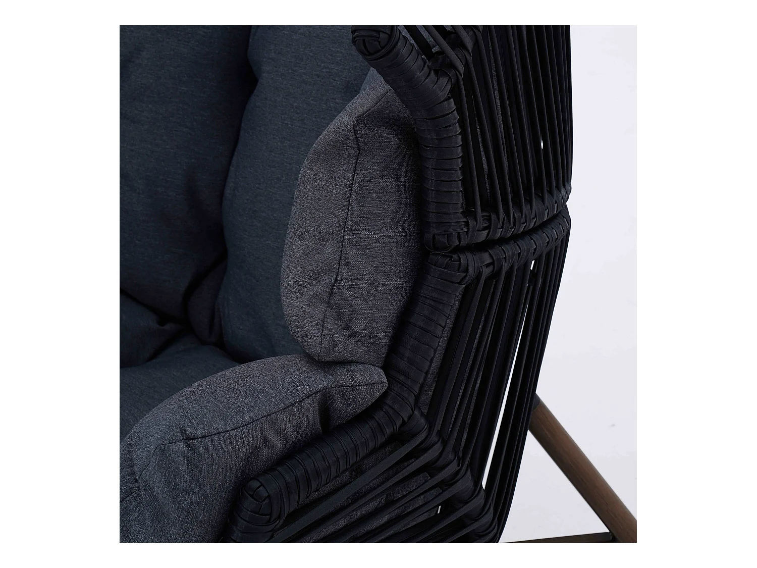 Egg tuinfauteuil op kunststof rotan onderstel 142 cm zwart