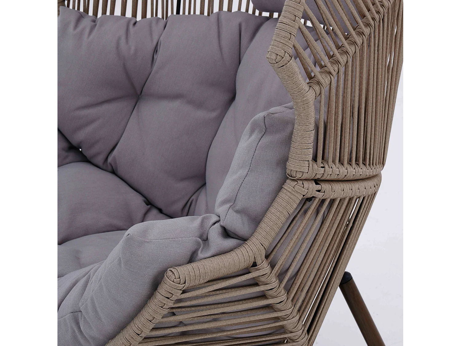 Egg tuinfauteuil op kunststof rotan onderstel 142 cm beige