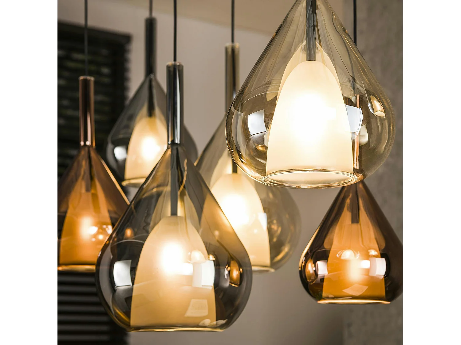 Suspension en verres assortis forme goutte 7 abat-jour NIAGARA