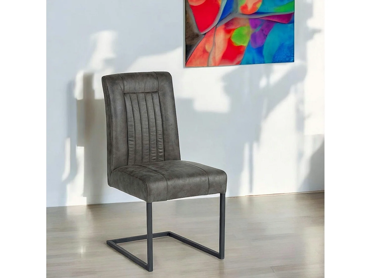 Chaise en tissu microfibres gris et pieds métal noir