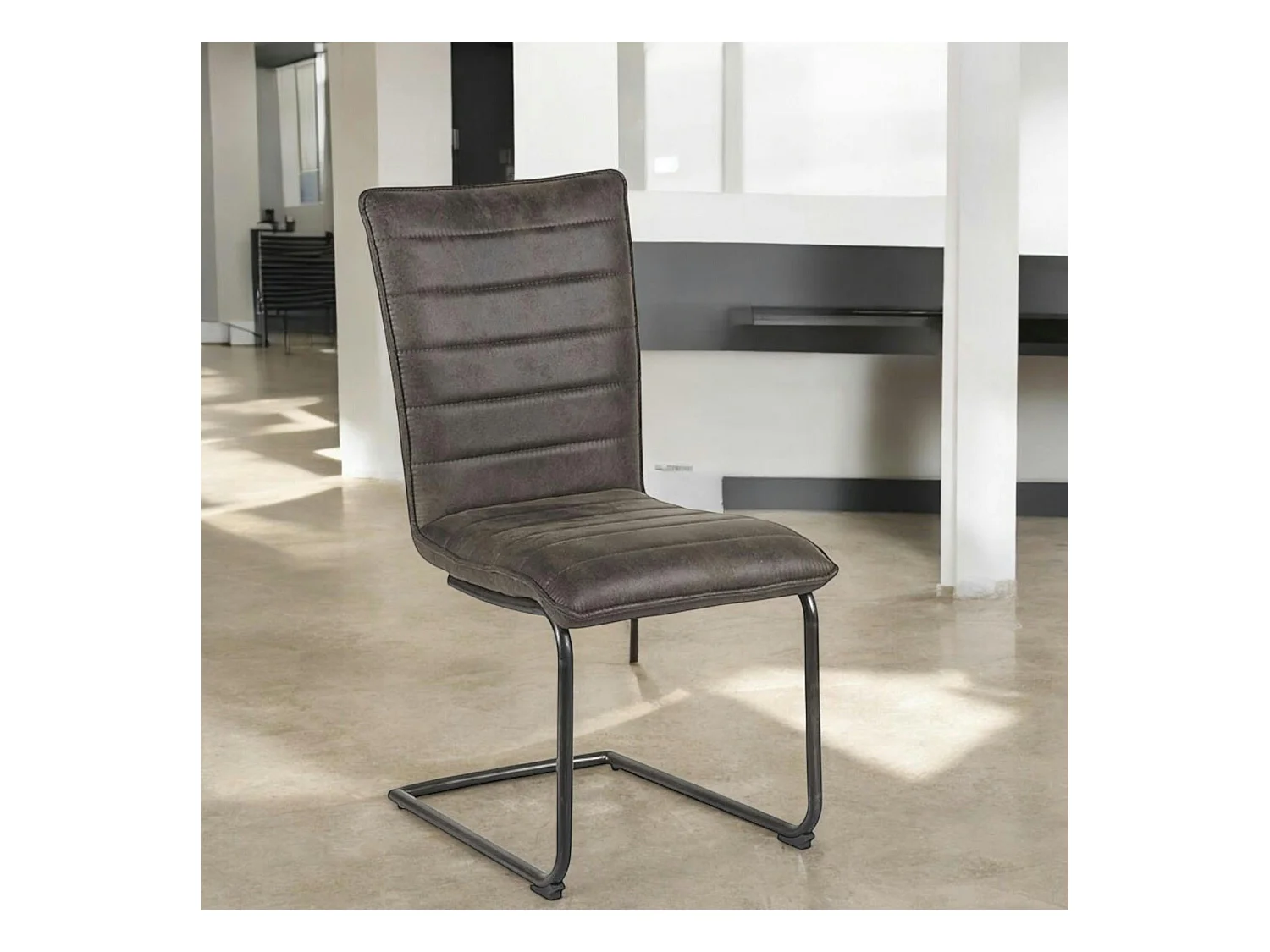 Chaise grise en tissu microfibre