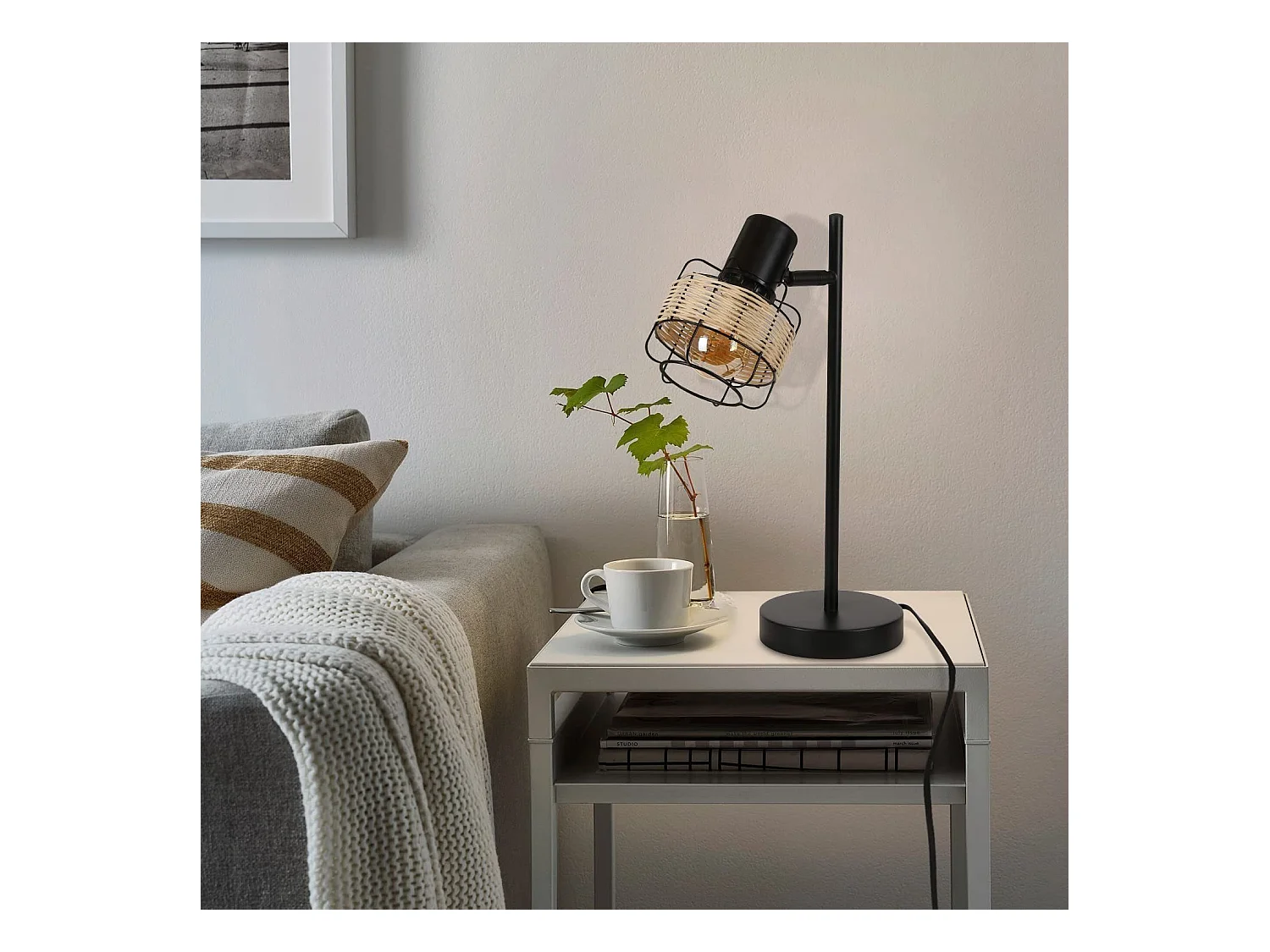 NETTLIFE lámpara de mesa, lámpara de cabecera vintage, lámpara retro para salón, negro, en rattan y metal, E27.