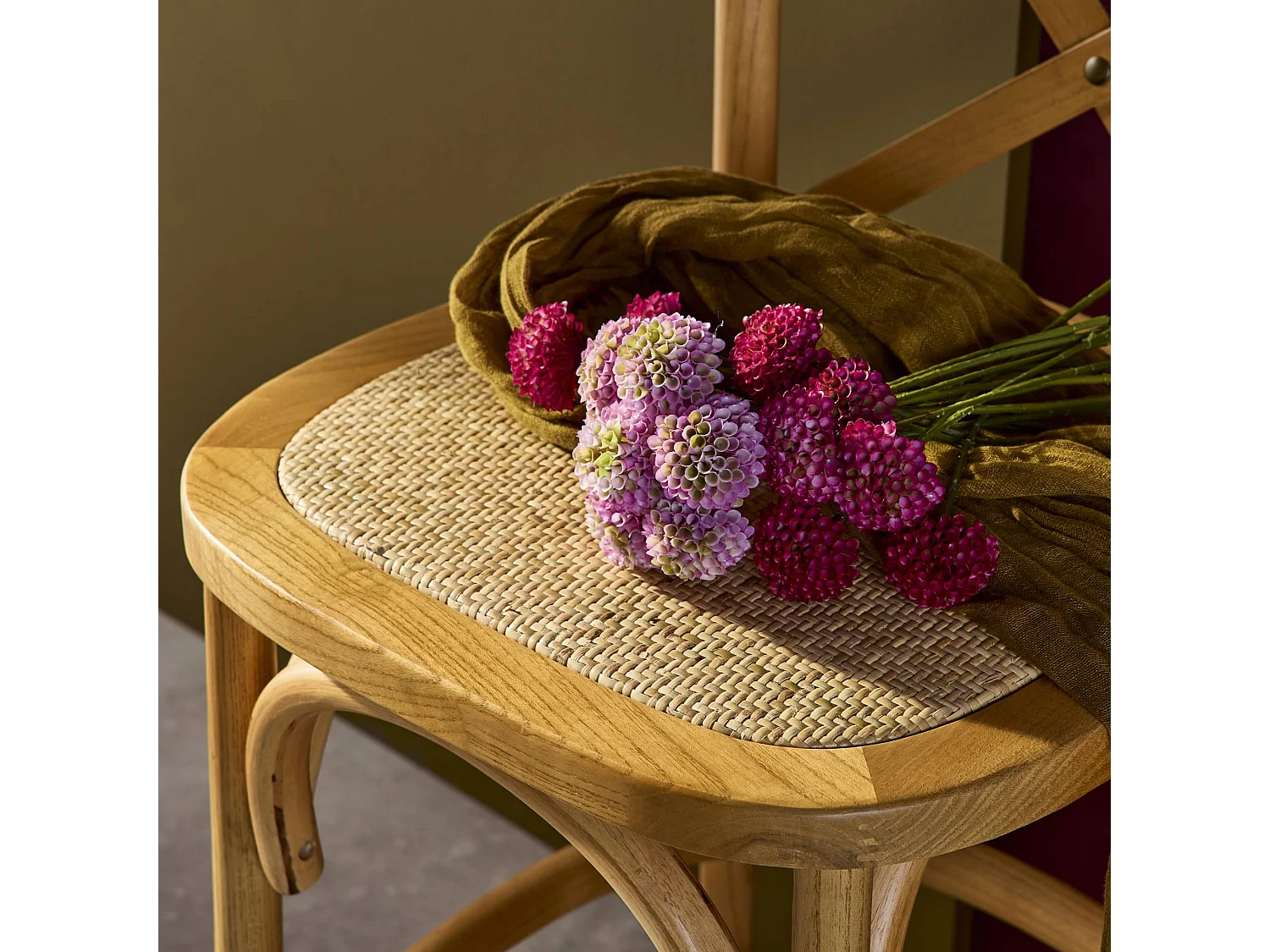 Tabouret de bar bistrot vintage en bois naturel avec repose-pieds