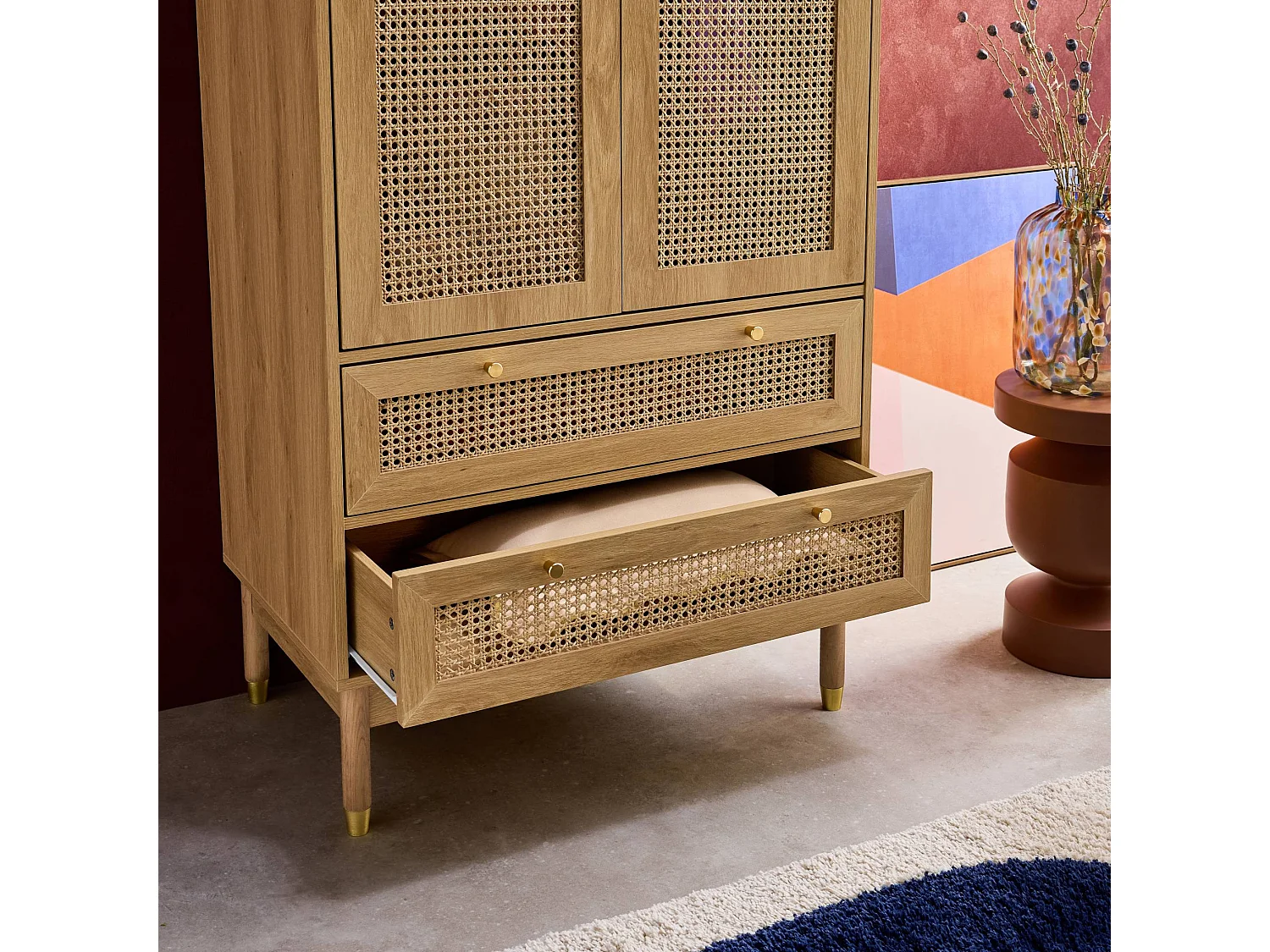 Dressing penderie JUDITH 2 portes 2 tiroirs cannage. poignées et pieds finition dorée. 80 x 50 x 180 cm