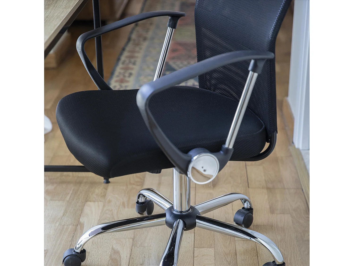 Chaise de bureau pivotante noire, design original, bureau moderne