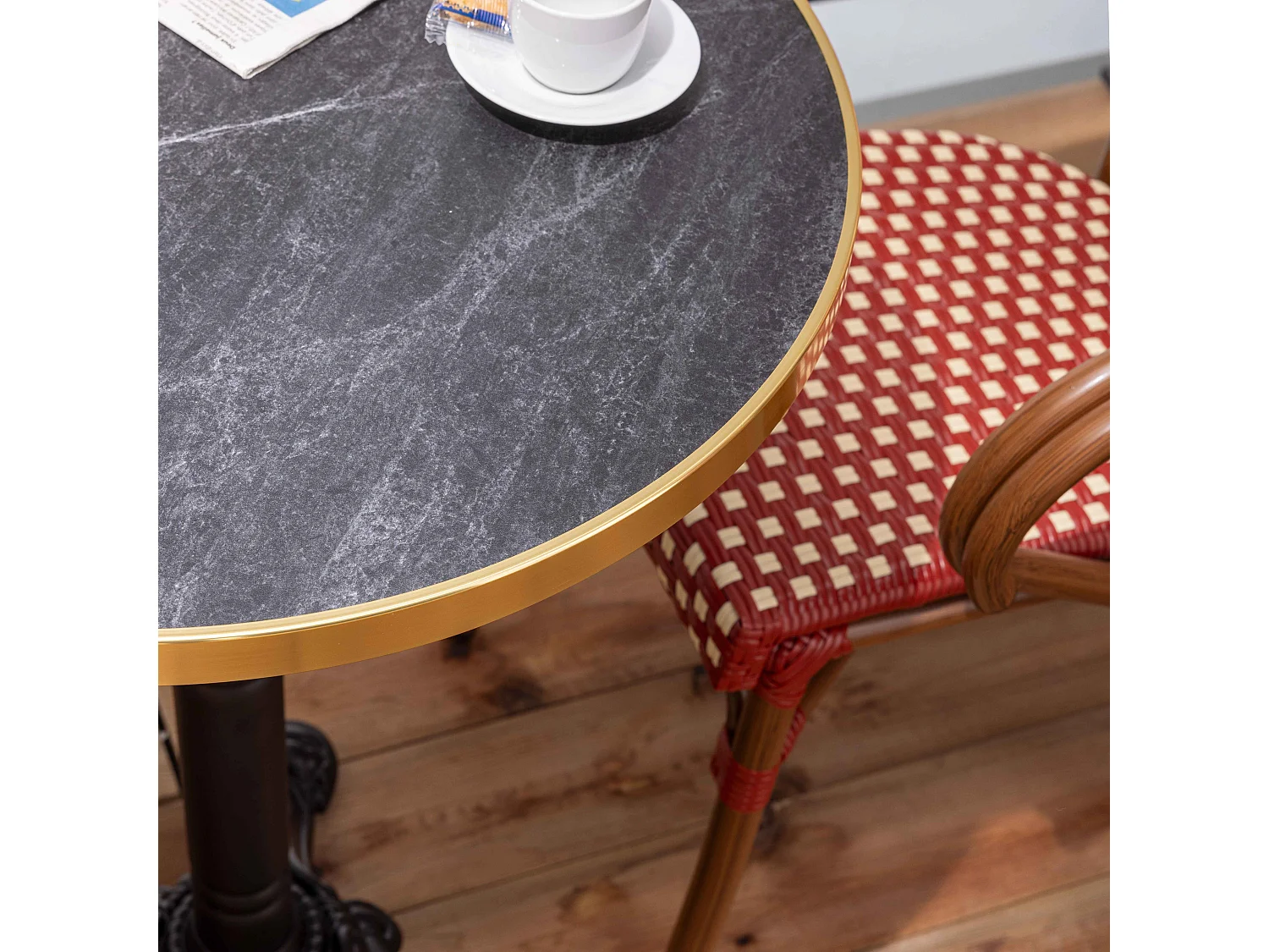 Table de terrasse 60cm inclinable marbre noir et 2 chaises rouge