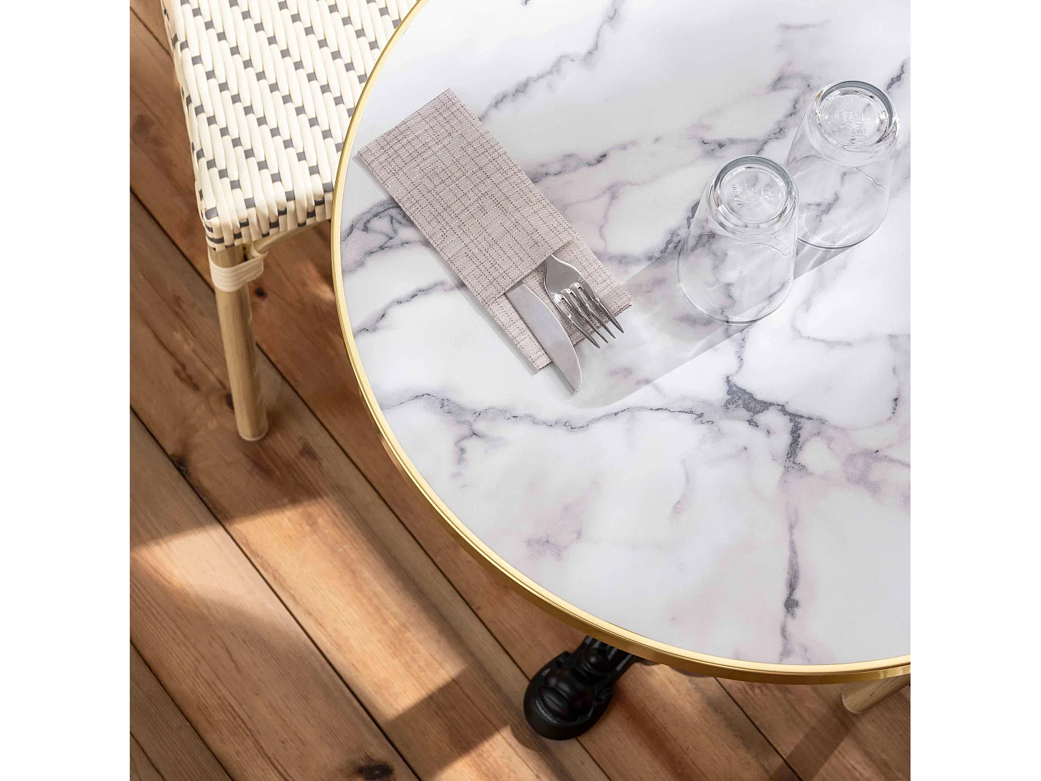 Witte marmeren terrastafel van 60 cm en 2 grijze stoelen